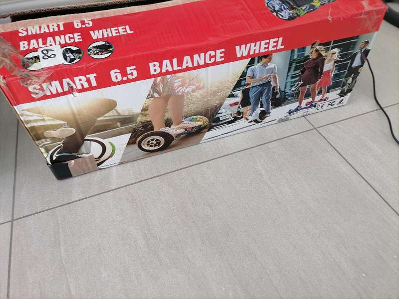 *BRAND NEW SMART 6.5 INCH BALANCE BOARD WITH LED LIGHTS AND BT SPEAKER IN BOX**