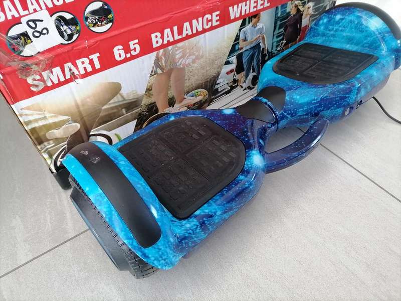 *BRAND NEW SMART 6.5 INCH BALANCE BOARD WITH LED LIGHTS AND BT SPEAKER IN BOX**
