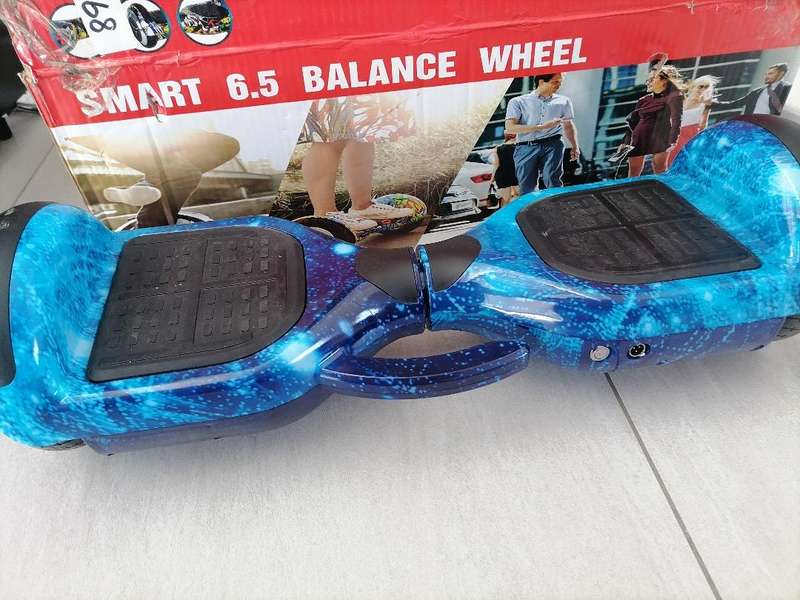*BRAND NEW SMART 6.5 INCH BALANCE BOARD WITH LED LIGHTS AND BT SPEAKER IN BOX**
