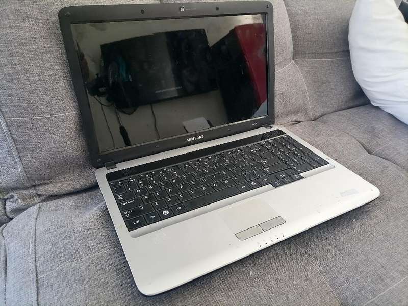 *DELL S500WI COMMERCIAL SHORT THROW PROJECTOR*TOP OF RANGE*