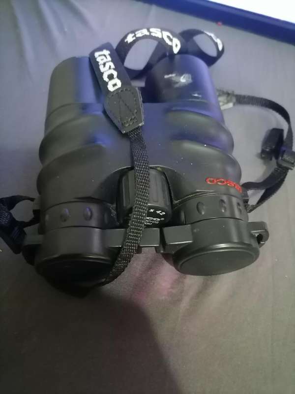 *TOP QUALITY Tasco 10x42 Essential Roof Prism BINOCULARS*