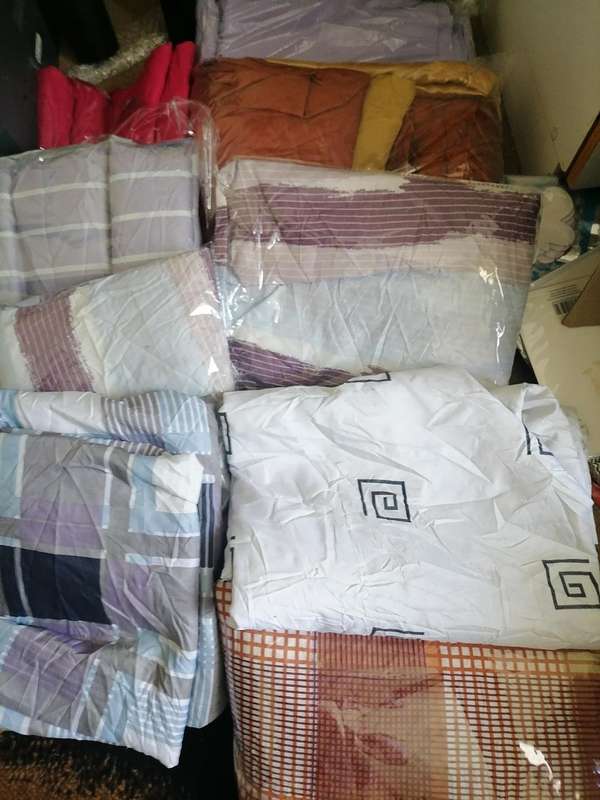 *WEEKEND SPECIAL*BULK LOT OF BEDDING MATERIAL(ONE BID FOR THE LOT**