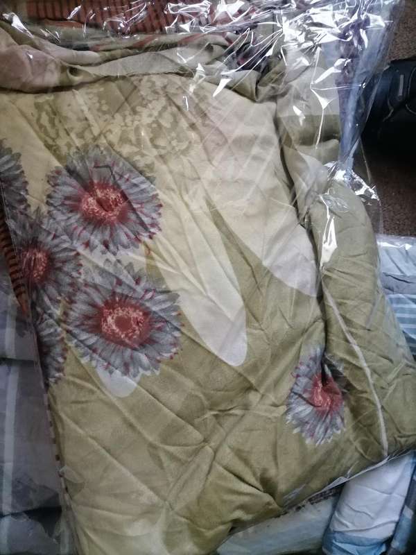 *WEEKEND SPECIAL*BULK LOT OF BEDDING MATERIAL(ONE BID FOR THE LOT**