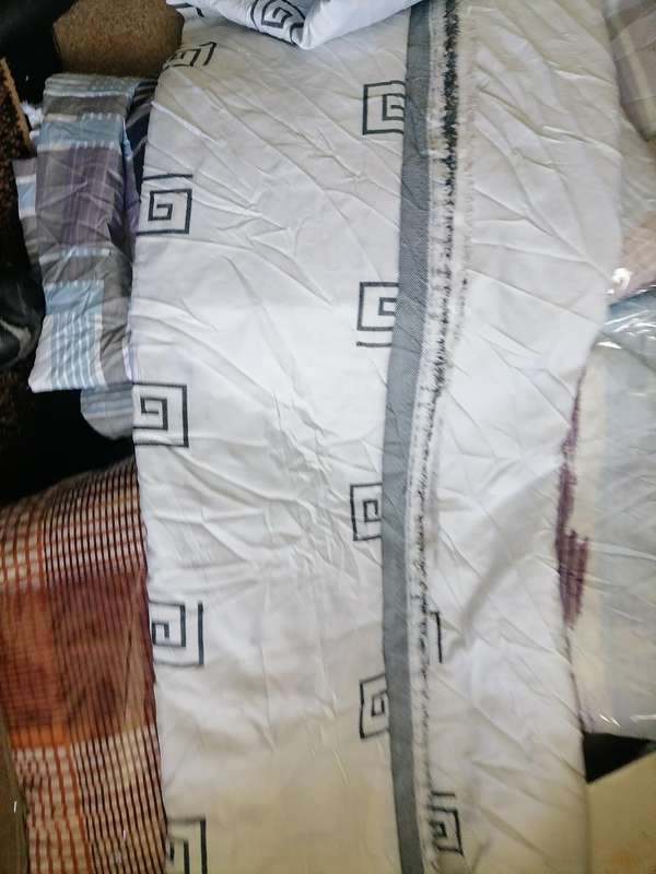 *WEEKEND SPECIAL*BULK LOT OF BEDDING MATERIAL(ONE BID FOR THE LOT**