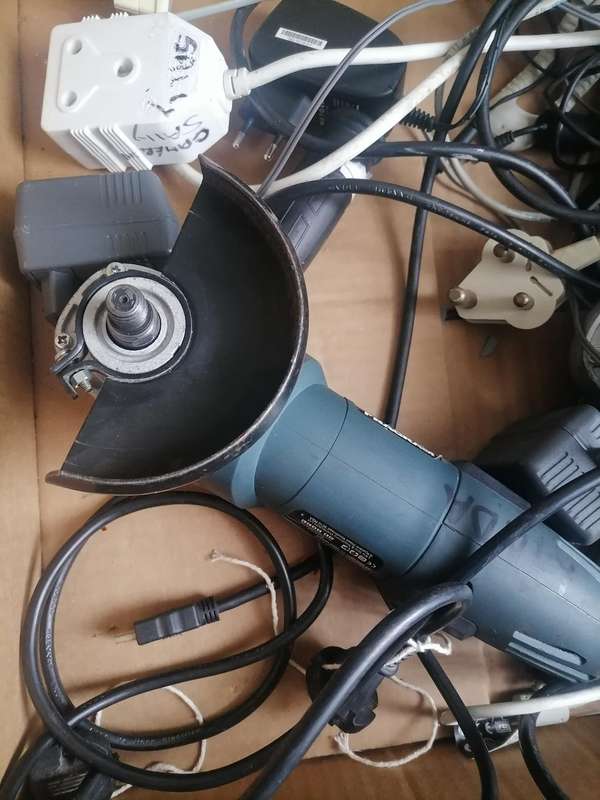 *BULK LOT OF ELECTRONICS,EXTENSION CORDS,MULTI PLUGS,CHARGERS,GRINDERS*ONE BID FOR LOT*