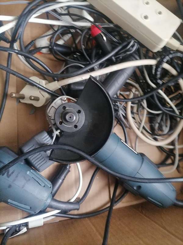 *BULK LOT OF ELECTRONICS,EXTENSION CORDS,MULTI PLUGS,CHARGERS,GRINDERS*ONE BID FOR LOT*