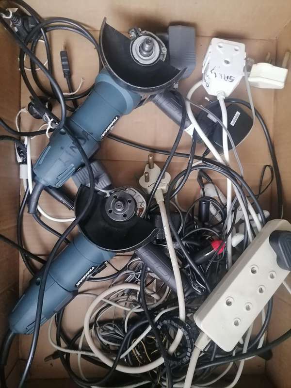 *BULK LOT OF ELECTRONICS,EXTENSION CORDS,MULTI PLUGS,CHARGERS,GRINDERS*ONE BID FOR LOT*