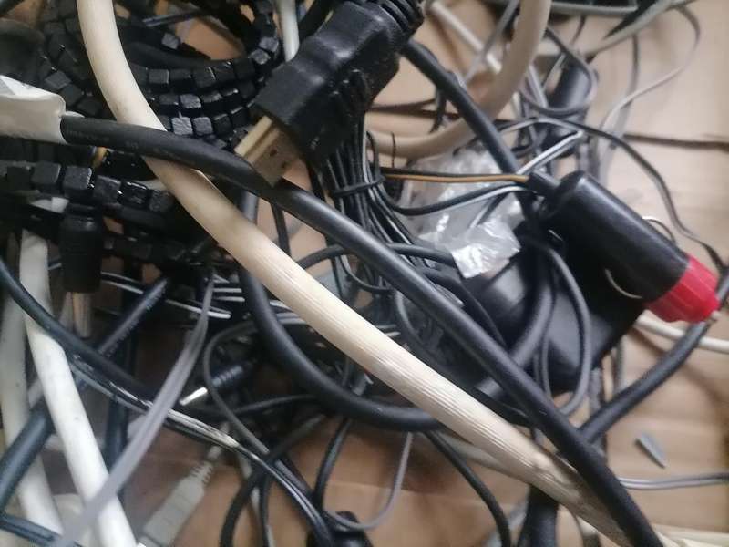 *BULK LOT OF ELECTRONICS,EXTENSION CORDS,MULTI PLUGS,CHARGERS,GRINDERS*ONE BID FOR LOT*