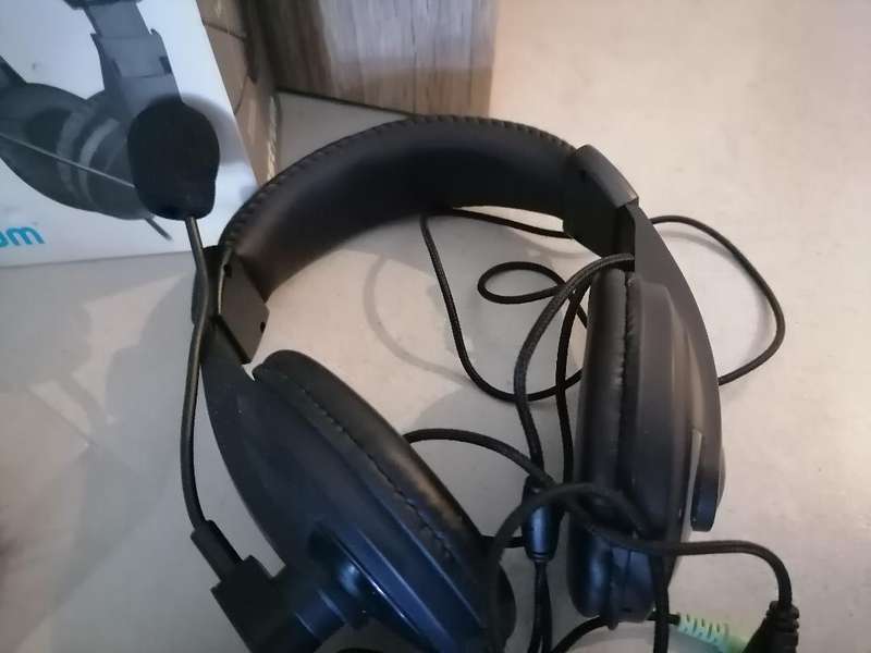 Lot of defective electronics - one bid for the lot as per pics