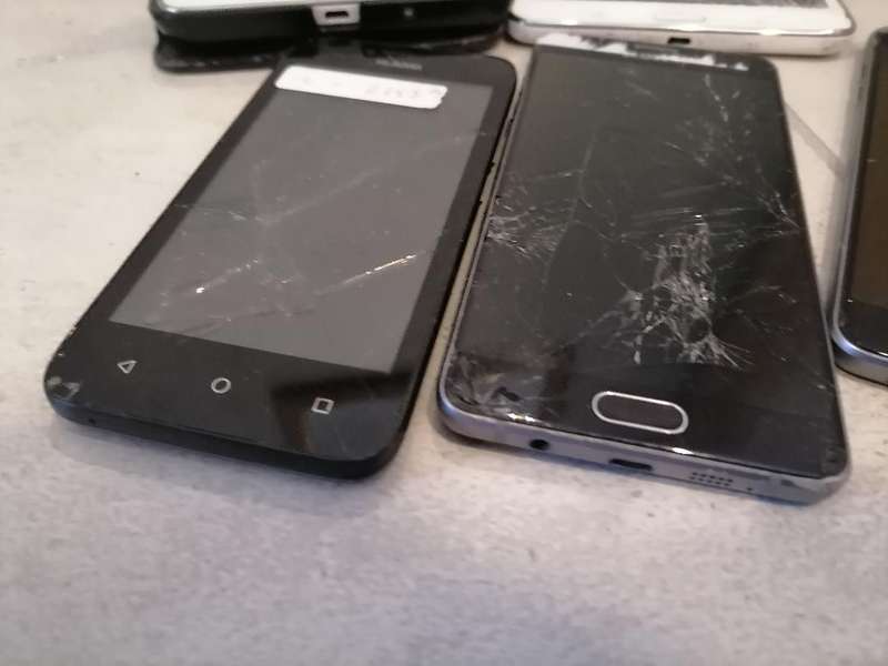 Bulk lot of defective tablets and cell phones - one bid for lot as per pics