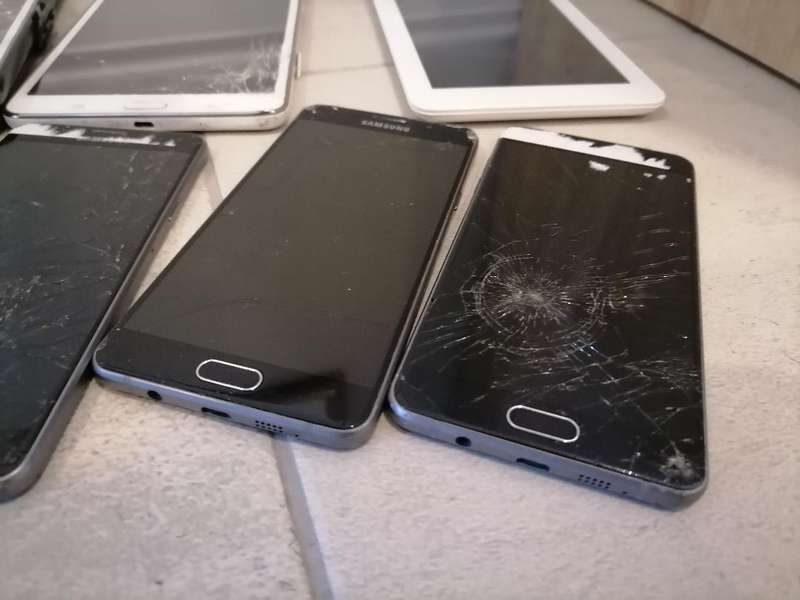 Bulk lot of defective tablets and cell phones - one bid for lot as per pics