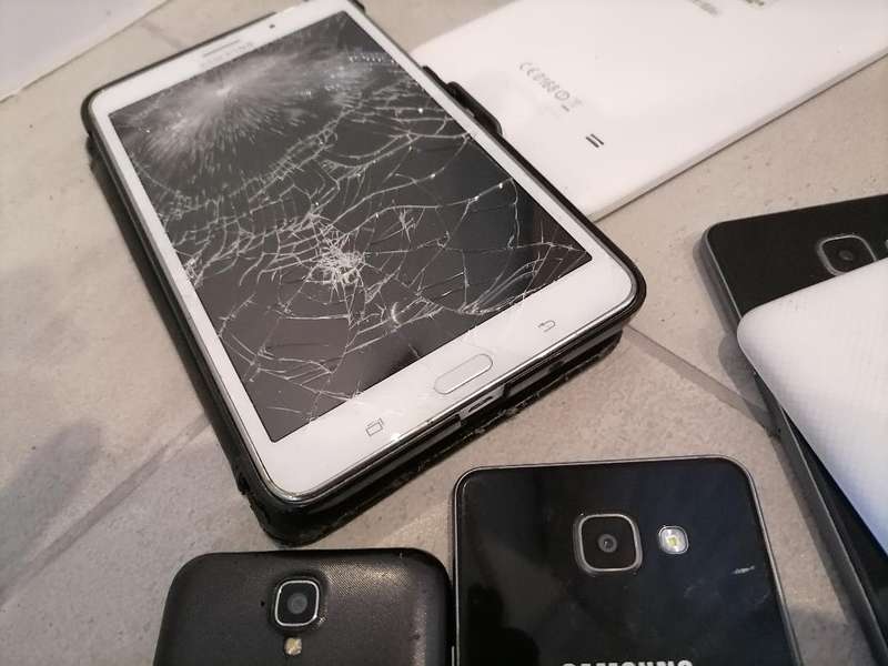 Bulk lot of defective tablets and cell phones - one bid for lot as per pics