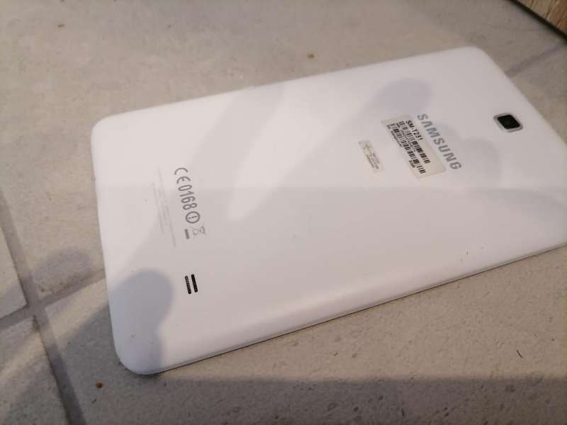 Bulk lot of defective tablets and cell phones - one bid for lot as per pics