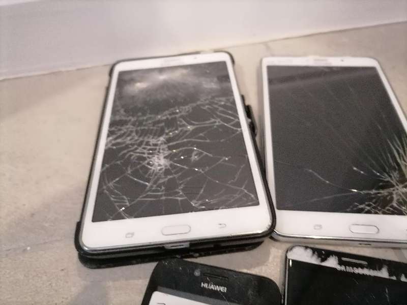 Bulk lot of defective tablets and cell phones - one bid for lot as per pics