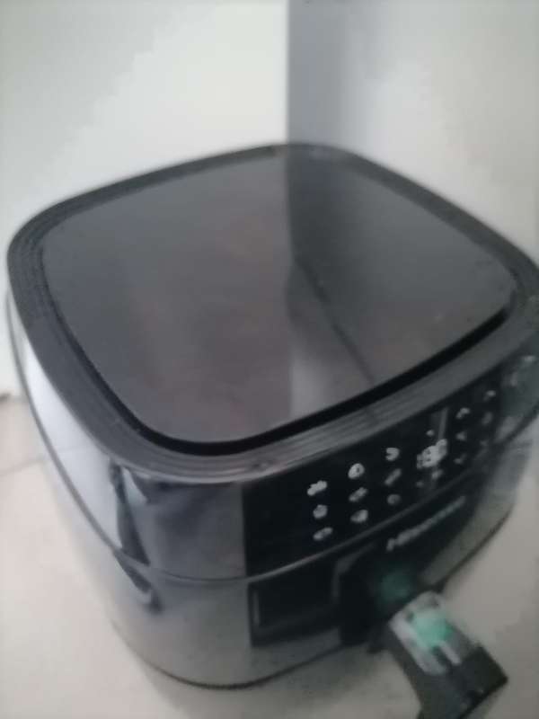DEFECTIVE HISESNE 4.5L DIGITAL AIR FRYER IN BOX(LOOKS NEW NOT POWERING ON )
