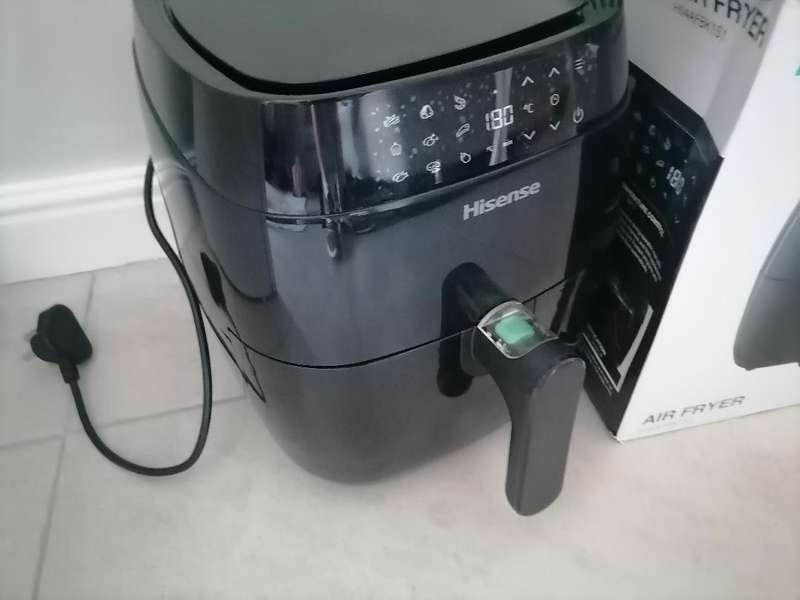 DEFECTIVE HISESNE 4.5L DIGITAL AIR FRYER IN BOX(LOOKS NEW NOT POWERING ON )