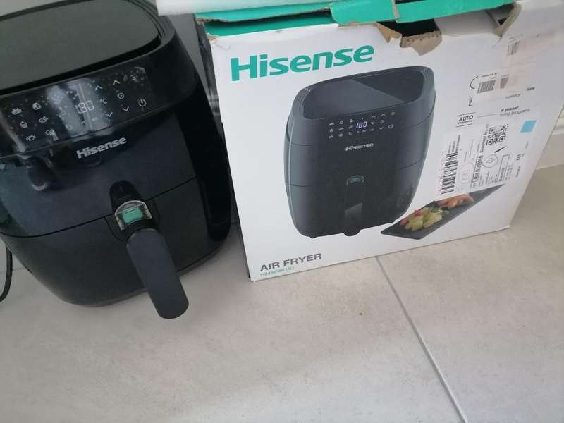 DEFECTIVE HISESNE 4.5L DIGITAL AIR FRYER IN BOX(LOOKS NEW NOT POWERING ON )