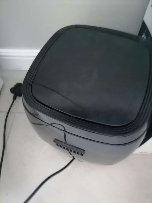 DEFECTIVE HISESNE 4.5L DIGITAL AIR FRYER IN BOX(LOOKS NEW NOT POWERING ON )