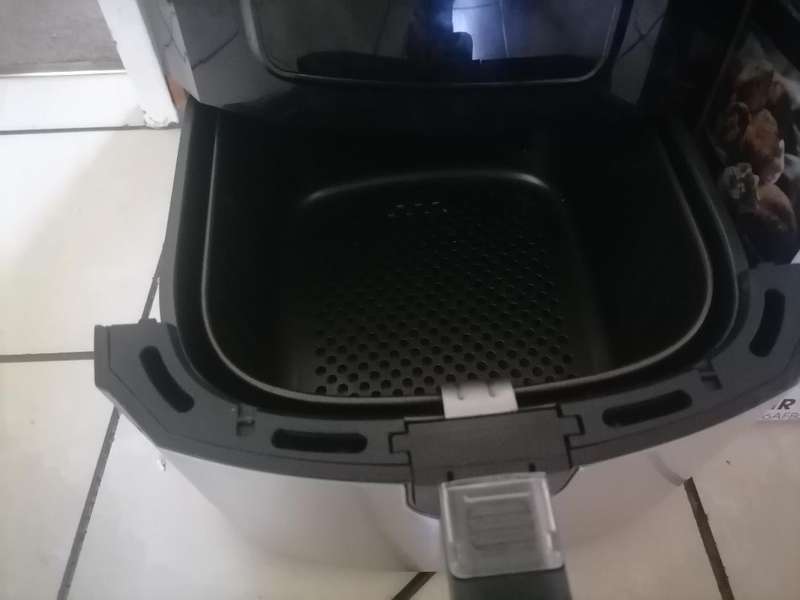 YEAR END CLEARANCE SALE, ALL MUST GO*DEFECTIVE HISENSE  AIR FRYER IN BOX(POWERS ON AND OFF)