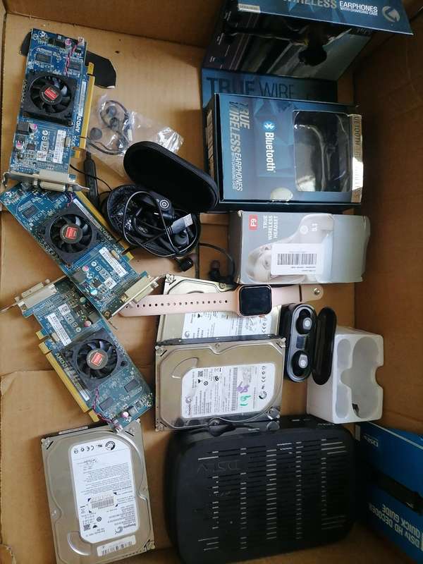 *WEEKEND SPECIAL*BULK LOT OF UNTESTED /FAULTY ELECTRONICS*ONE BID FOR LOT*