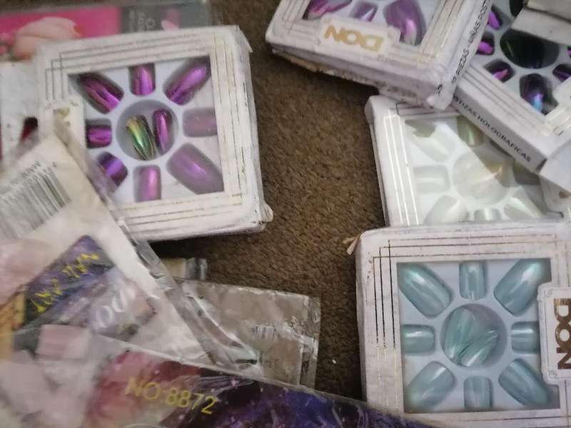 *WEEKEND SPECIAL*Lot of +-200 nail art nail sets - one bid for the lot