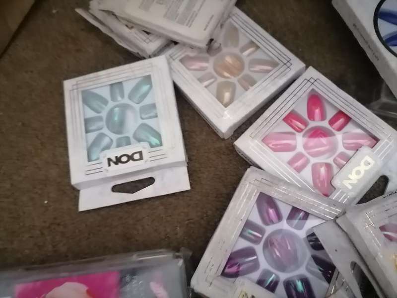 *WEEKEND SPECIAL*Lot of +-200 nail art nail sets - one bid for the lot
