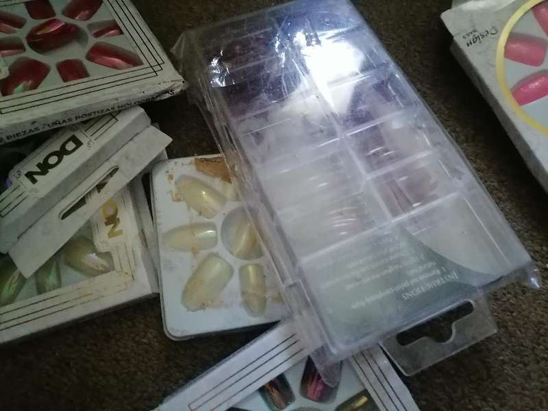 *WEEKEND SPECIAL*Lot of +-200 nail art nail sets - one bid for the lot