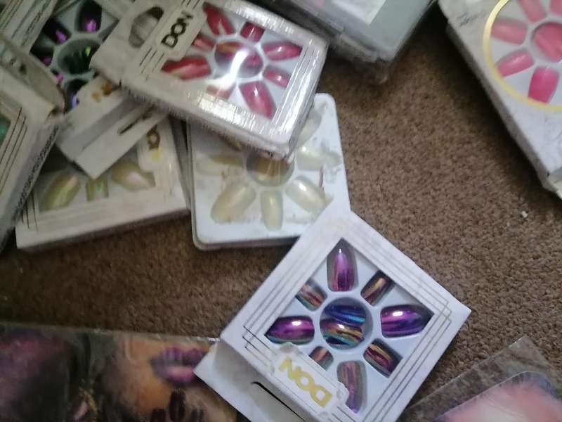 *WEEKEND SPECIAL*Lot of +-200 nail art nail sets - one bid for the lot