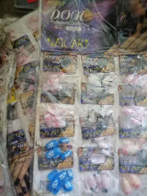 *WEEKEND SPECIAL*Lot of +-200 nail art nail sets - one bid for the lot