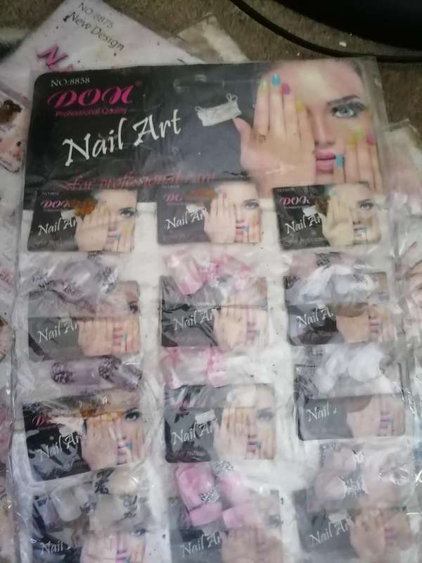 *WEEKEND SPECIAL*Lot of +-200 nail art nail sets - one bid for the lot