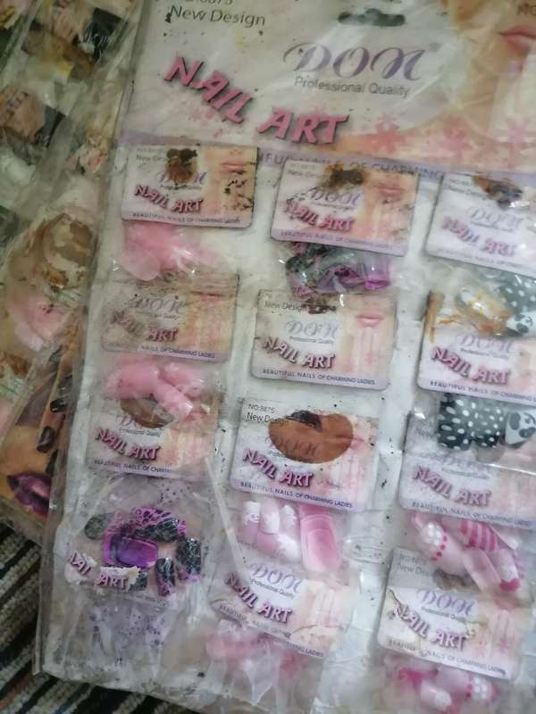 *WEEKEND SPECIAL*Lot of +-200 nail art nail sets - one bid for the lot