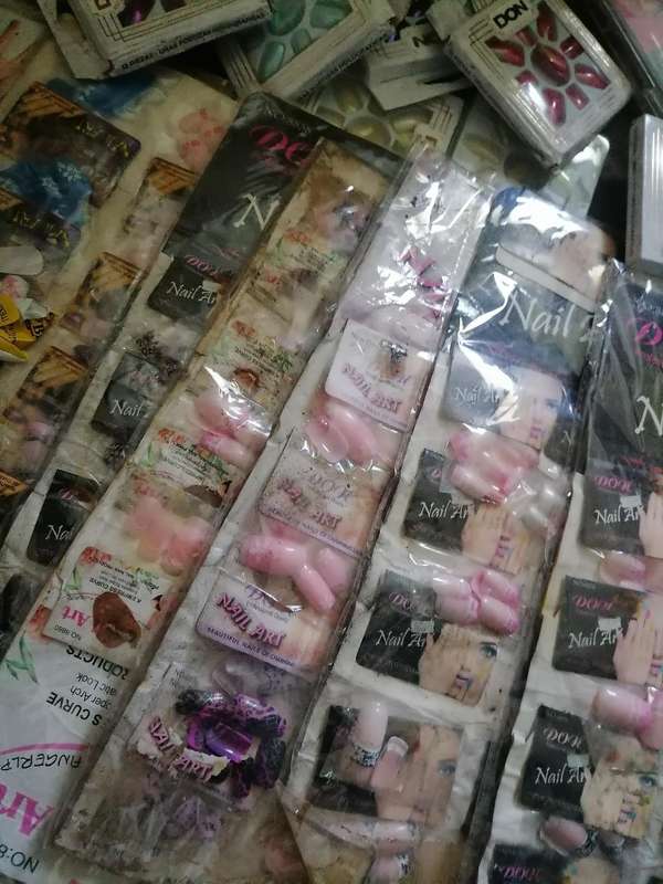*WEEKEND SPECIAL*Lot of +-200 nail art nail sets - one bid for the lot