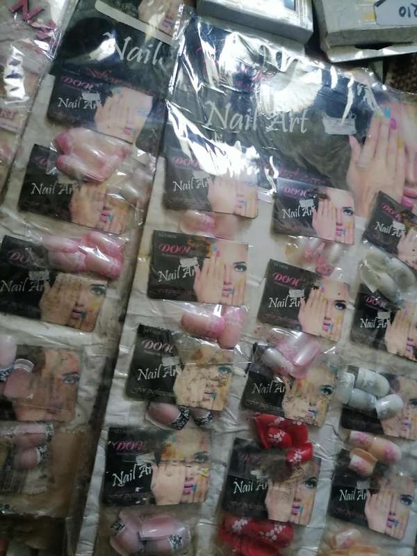 *WEEKEND SPECIAL*Lot of +-200 nail art nail sets - one bid for the lot
