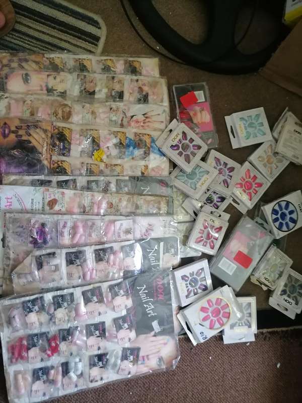 *WEEKEND SPECIAL*Lot of +-200 nail art nail sets - one bid for the lot