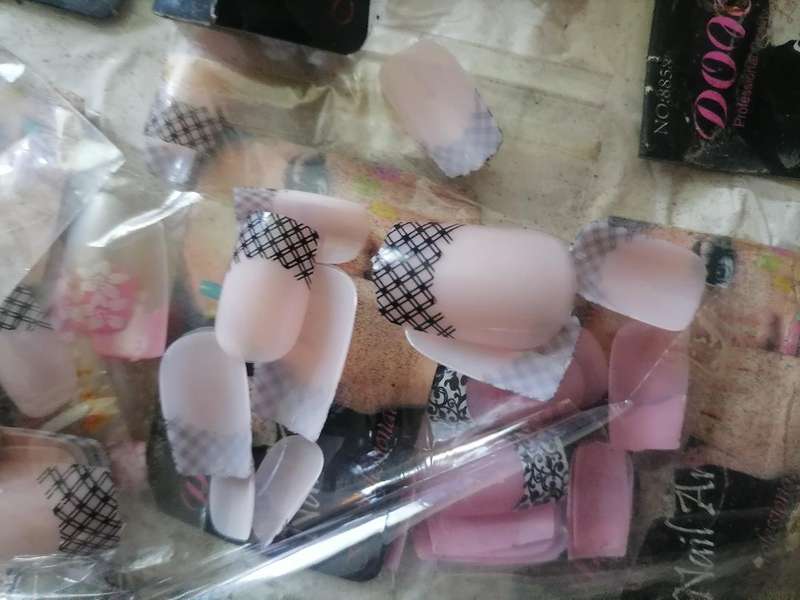 *WEEKEND SPECIAL*Lot of +-200 nail art nail sets - one bid for the lot