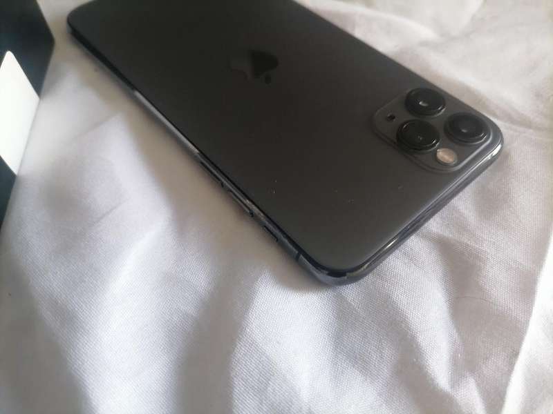 APPLE IPHONE 11 PRO MAX WITH BOX,POWER CORD*TOUCH SCREEN NOT WORKING*SOLD AS IS*