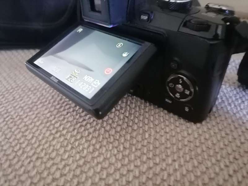 Nikon Coolpix P90 Camera,tilt lcd screen, charger, 2 batteries, in bag*excellent condition*