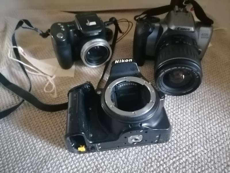 Lot of 3 x Cameras*one bid for the lot*untested*