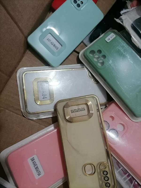 LOT OF +-40 NEW CELLPHONE COVERS