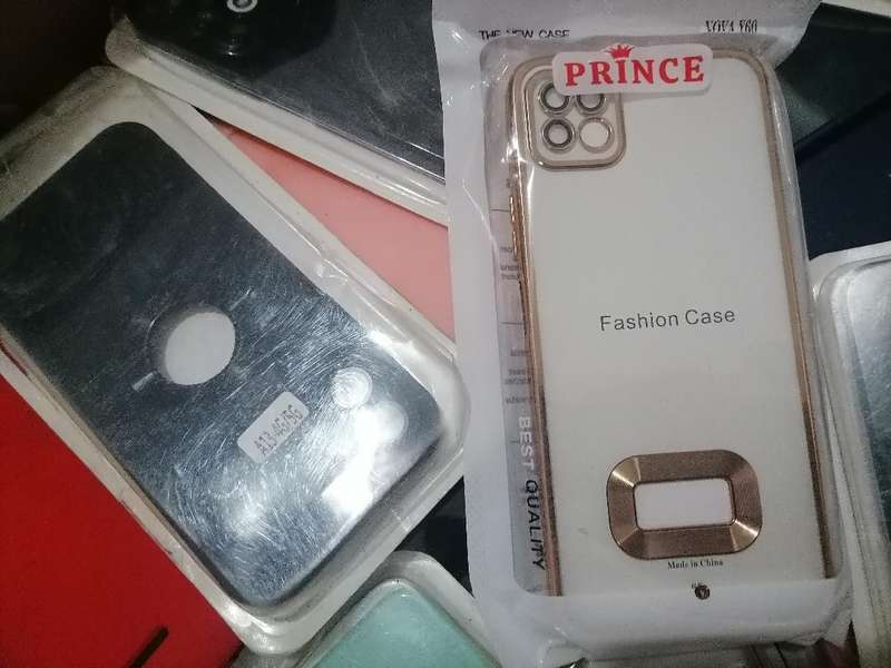 LOT OF +-40 NEW CELLPHONE COVERS