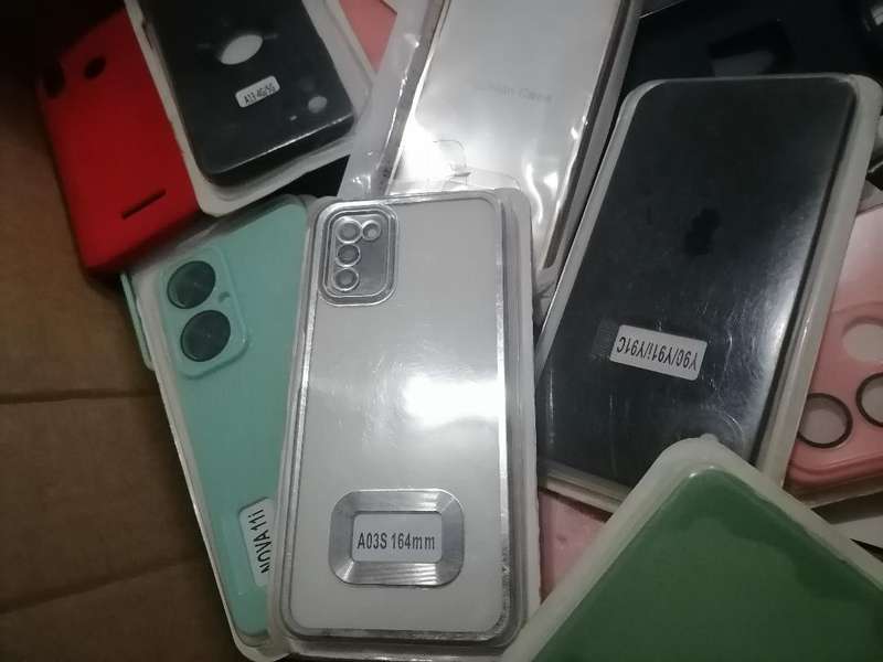 LOT OF +-40 NEW CELLPHONE COVERS