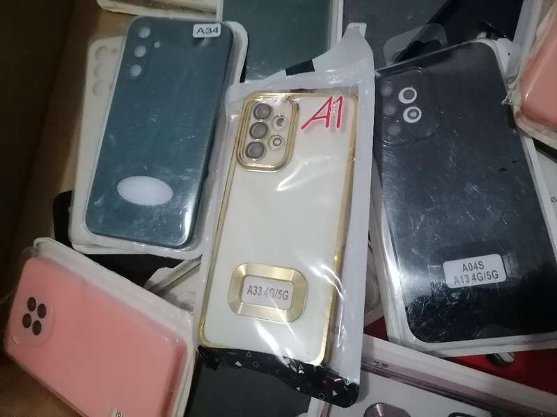 LOT OF +-40 NEW CELLPHONE COVERS