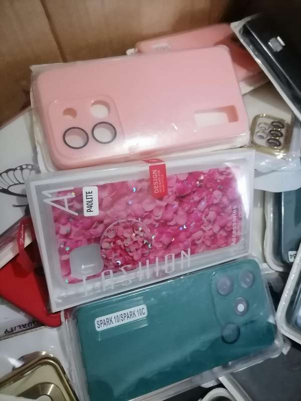 LOT OF +-40 NEW CELLPHONE COVERS