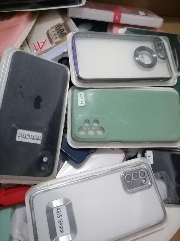LOT OF +-40 NEW CELLPHONE COVERS