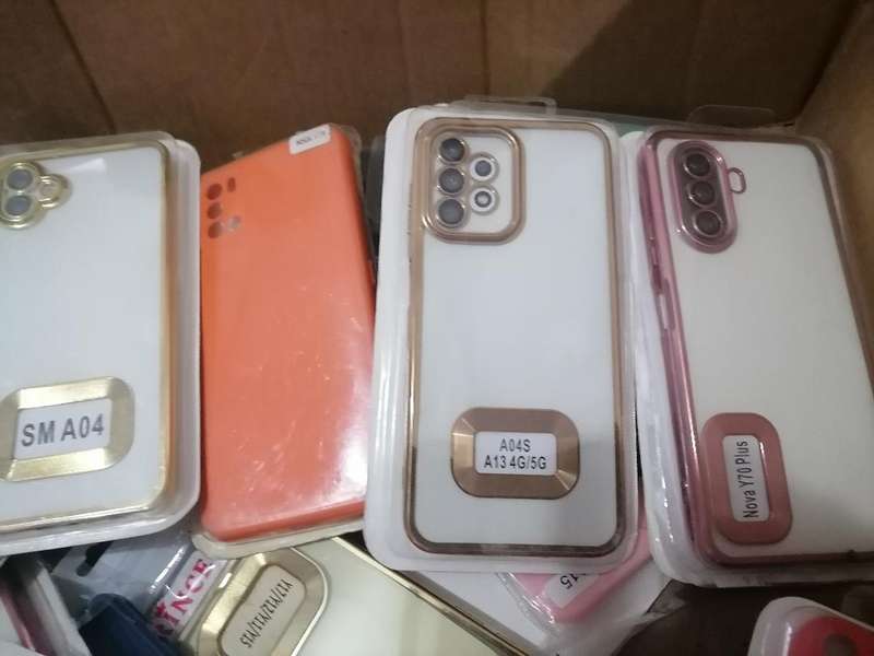 LOT OF +-40 NEW CELLPHONE COVERS