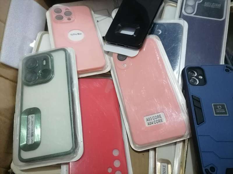 LOT OF +-40 NEW CELLPHONE COVERS