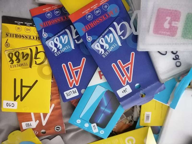LOT OF +-100 NEW CELLPHONE SCREEN PROTECTORS