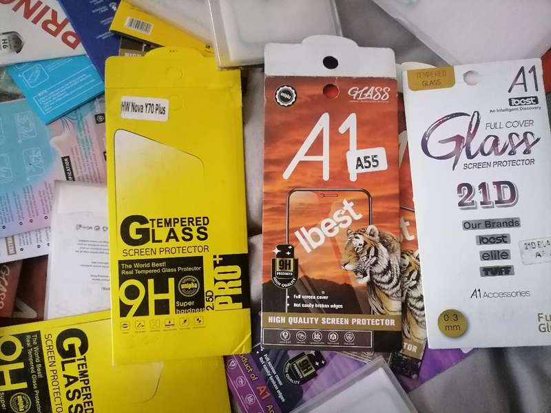LOT OF +-100 NEW CELLPHONE SCREEN PROTECTORS