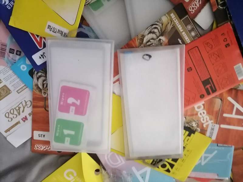 LOT OF +-100 NEW CELLPHONE SCREEN PROTECTORS