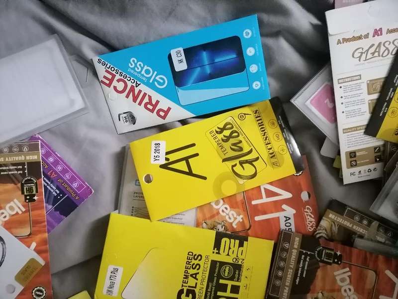 LOT OF +-100 NEW CELLPHONE SCREEN PROTECTORS
